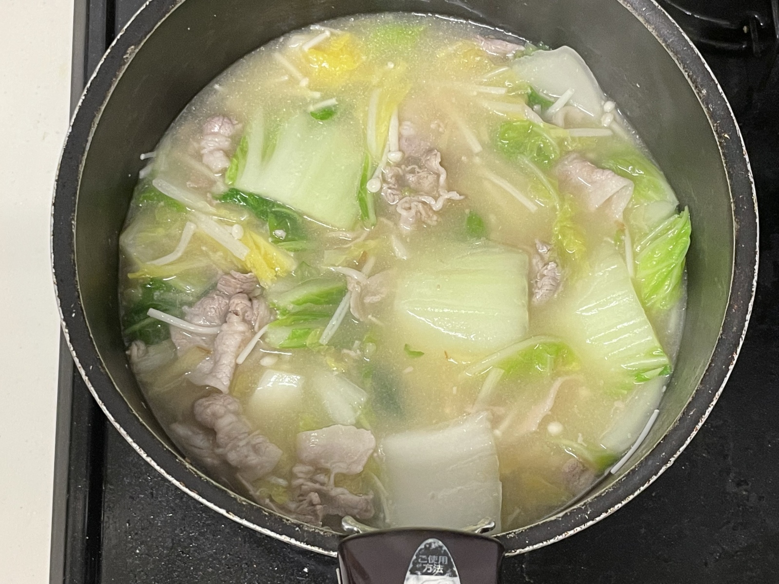 ごま油で炒めた豚肉が香ばしい「豚バラと白菜のしょうが味噌スープ」レシピ