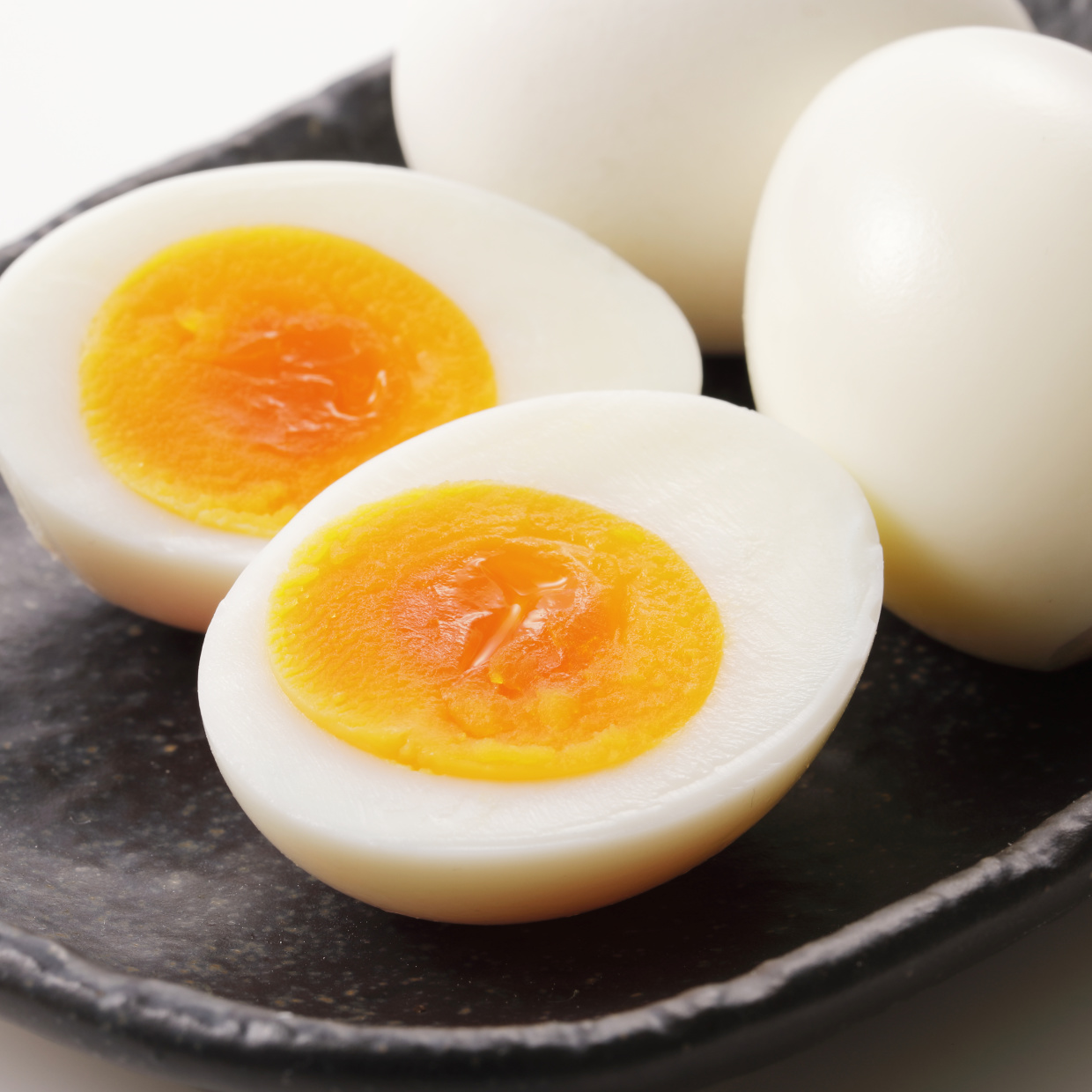  潰れやすい「ゆで卵」をキレイにスパッと切る裏ワザ。包丁に黄身もつかない！ 