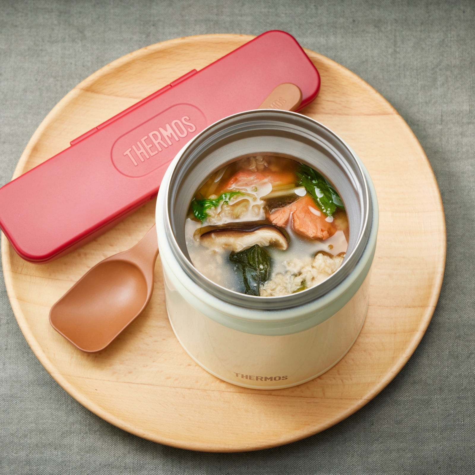 スープジャーを使ったオートミールレシピ「鮭とわかめと干し椎茸の雑炊」