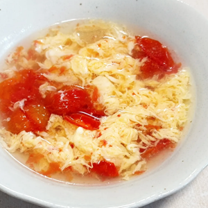 「トマト」は冷凍保存がベスト。ご飯がワンランクアップする冷凍トマトレシピ