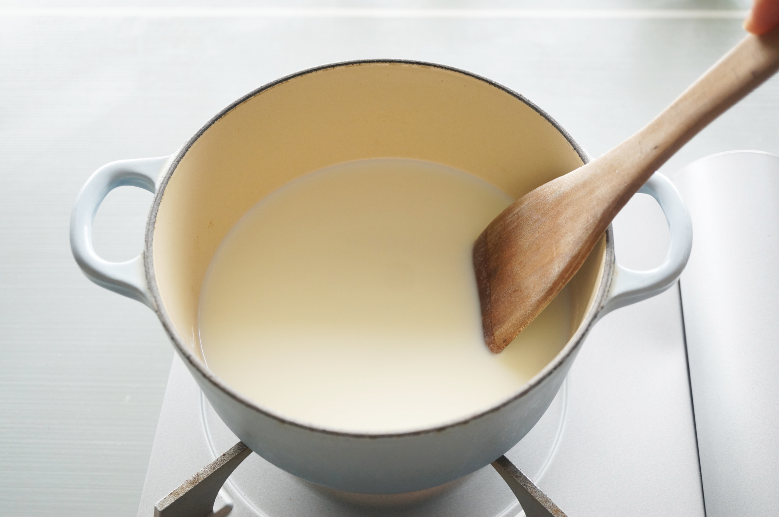鍋でホットミルクを作る