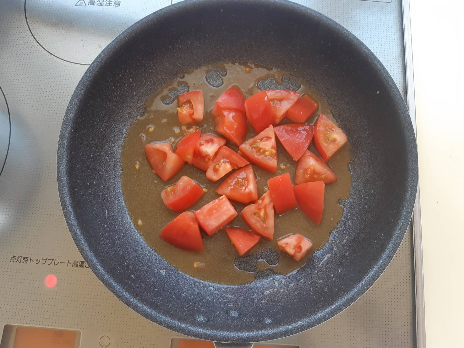 トマトを炒める