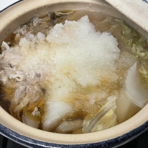 味付けは「めんつゆ」だけ！鍋に材料いれて放置するだけ“豚バラときのこの雪見鍋”レシピ