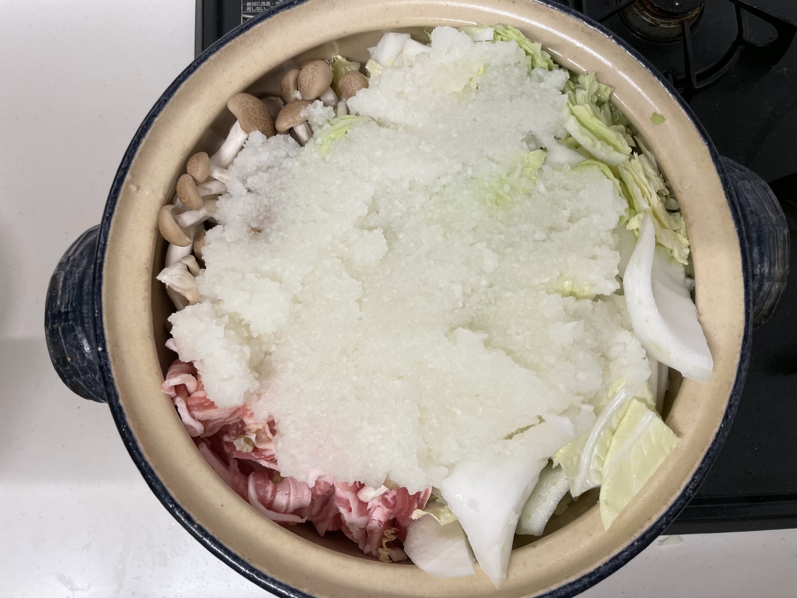 鍋に材料いれて放置するだけ“豚バラときのこの雪見鍋”レシピ