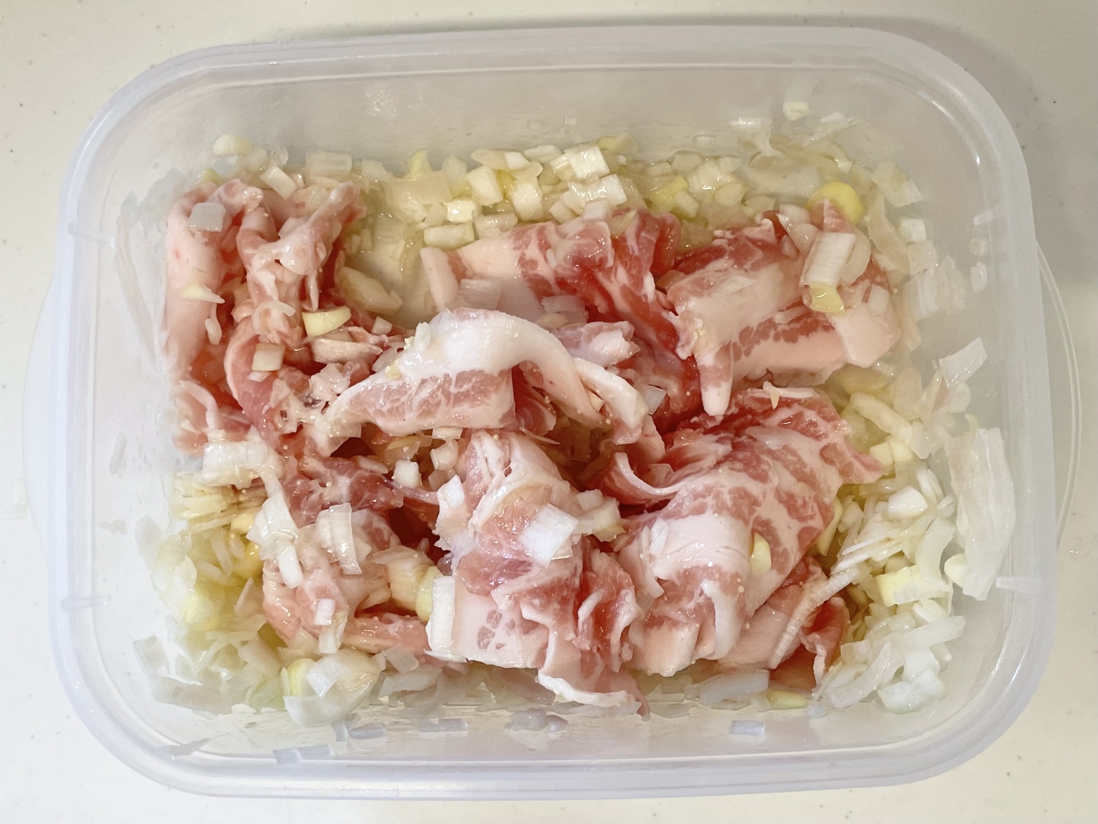「豚バラ肉」でつくる“スタミナガーリック豚丼”レシピ