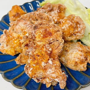 「鶏モモ肉」に家にある調味料をつけて少ない油で揚げるだけ！“骨なしザクザクフライドチキン”レシピ