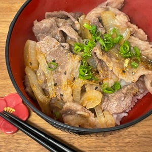調理時間5分！レンジで簡単に作れる「タレしみしみ牛丼」レシピ