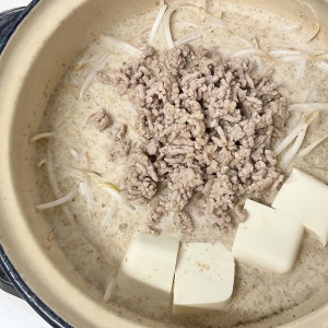 市販の鍋スープは不要！「ゴマドレッシング」でつくれる“もやし坦々鍋”レシピ