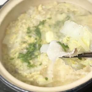 「味噌」と「バター」が相性最高。濃厚な味わいの“豚肉と白菜の濃厚みそバター鍋”レシピ