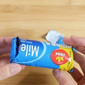 「筒状のお菓子袋」テープやクリップを使わず閉じる方法