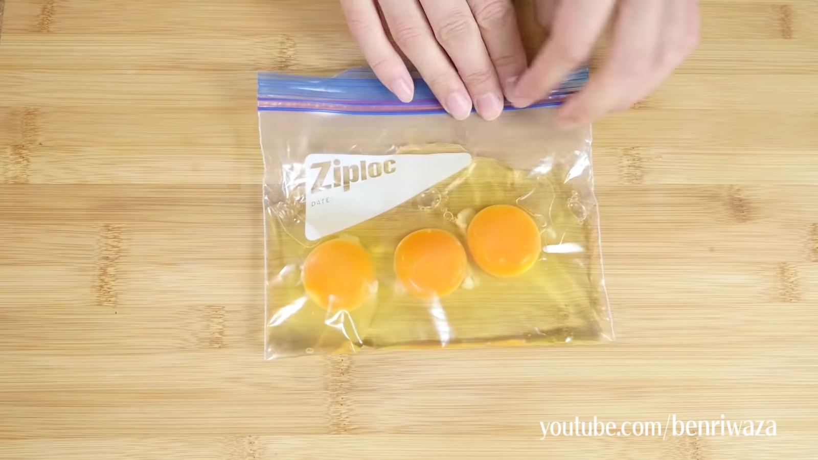 食品保存用袋に入った卵