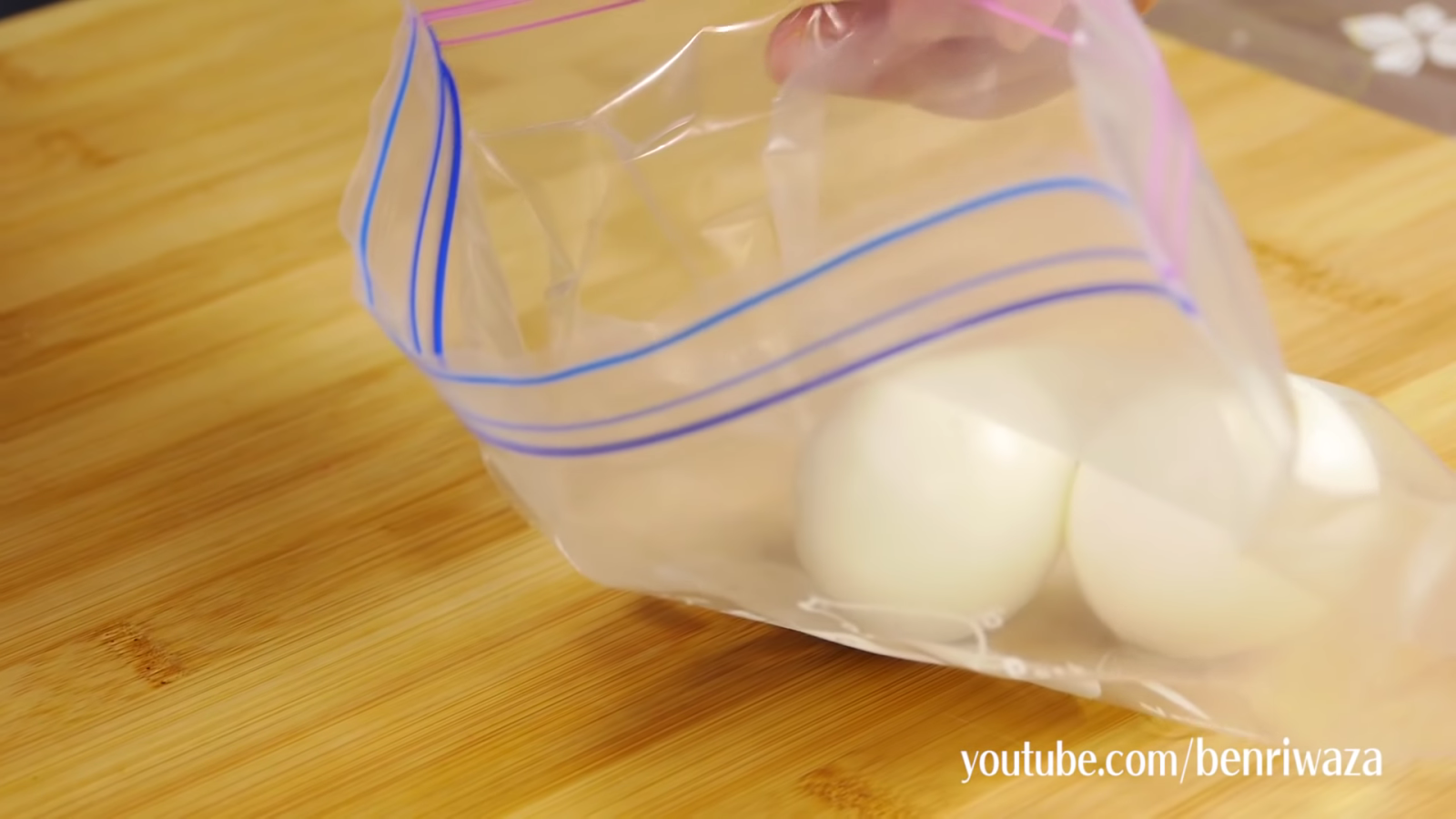 食品用保存袋に卵を入れる男性
