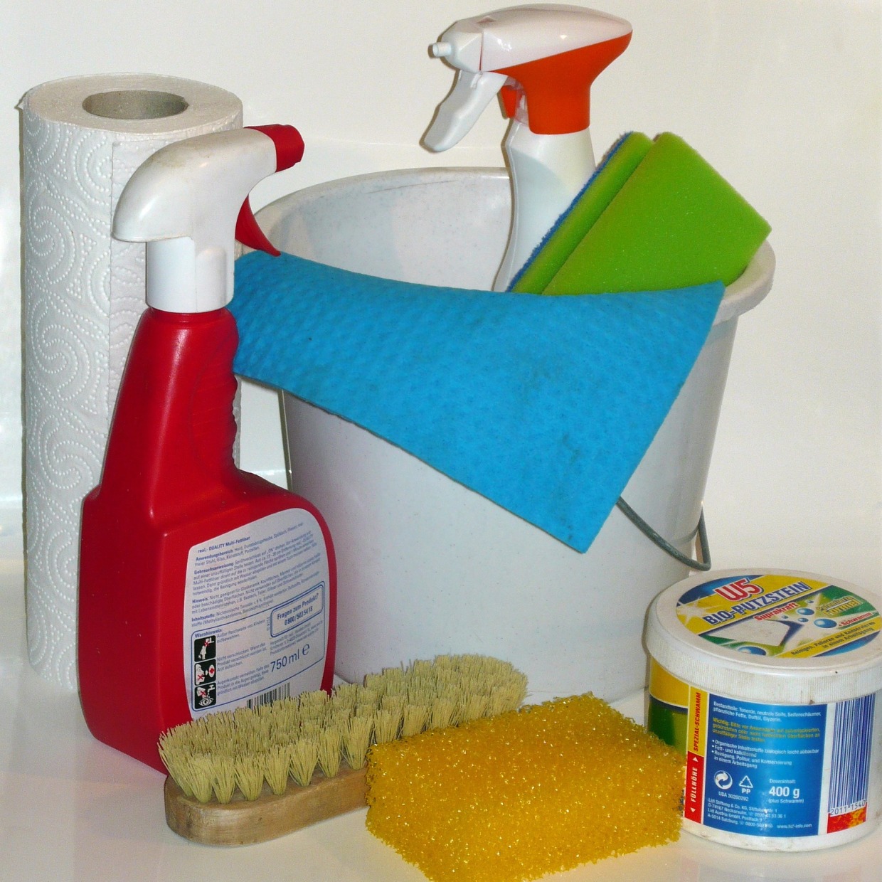  洗剤やストックでごちゃつきがちな洗面台の下。「使うものがすぐに取り出せる」収納術 
