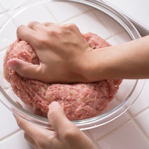 ひき肉をこねた“ベトベトの手”が最短でキレイになる方法