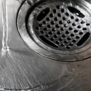 洗剤をかけても流れてしまう「排水口の受け皿」。洗剤を無駄にせずキレイにする方法