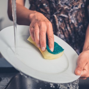 「食器用スポンジ」食器を洗うだけじゃない！知って得する“3つの便利な活用術”