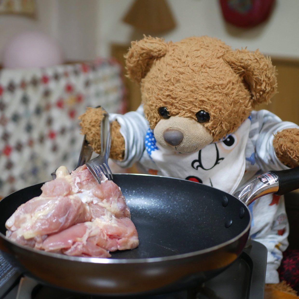 鶏肉をカリッと焼いてマーマレードマスタードタレを絡めるだけで豪華に見える！くまくんが作る簡単鶏肉のマーマレードマスタード焼きレシピ