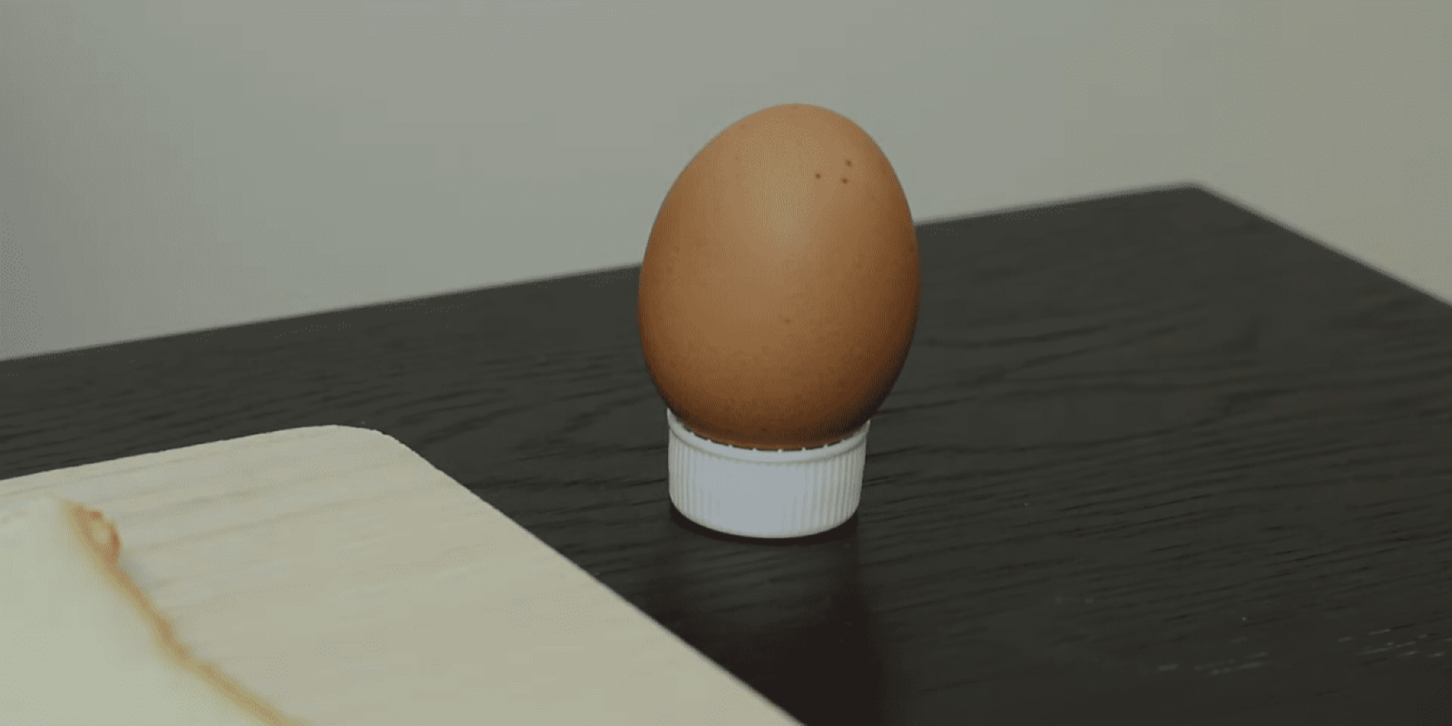 ペットボトルのフタの上に置いた卵
