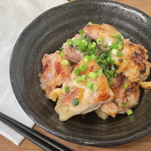 朝「鶏モモ肉」を味噌にんにくダレに漬けて夕食時は焼くだけ！食欲そそる「ガーリック味噌チキン」