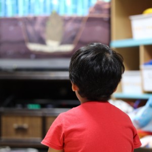 テレビで流れる悲しく衝撃的なニュース。見ている子どもへの「影響」と「報道との距離の取り方」を考える。