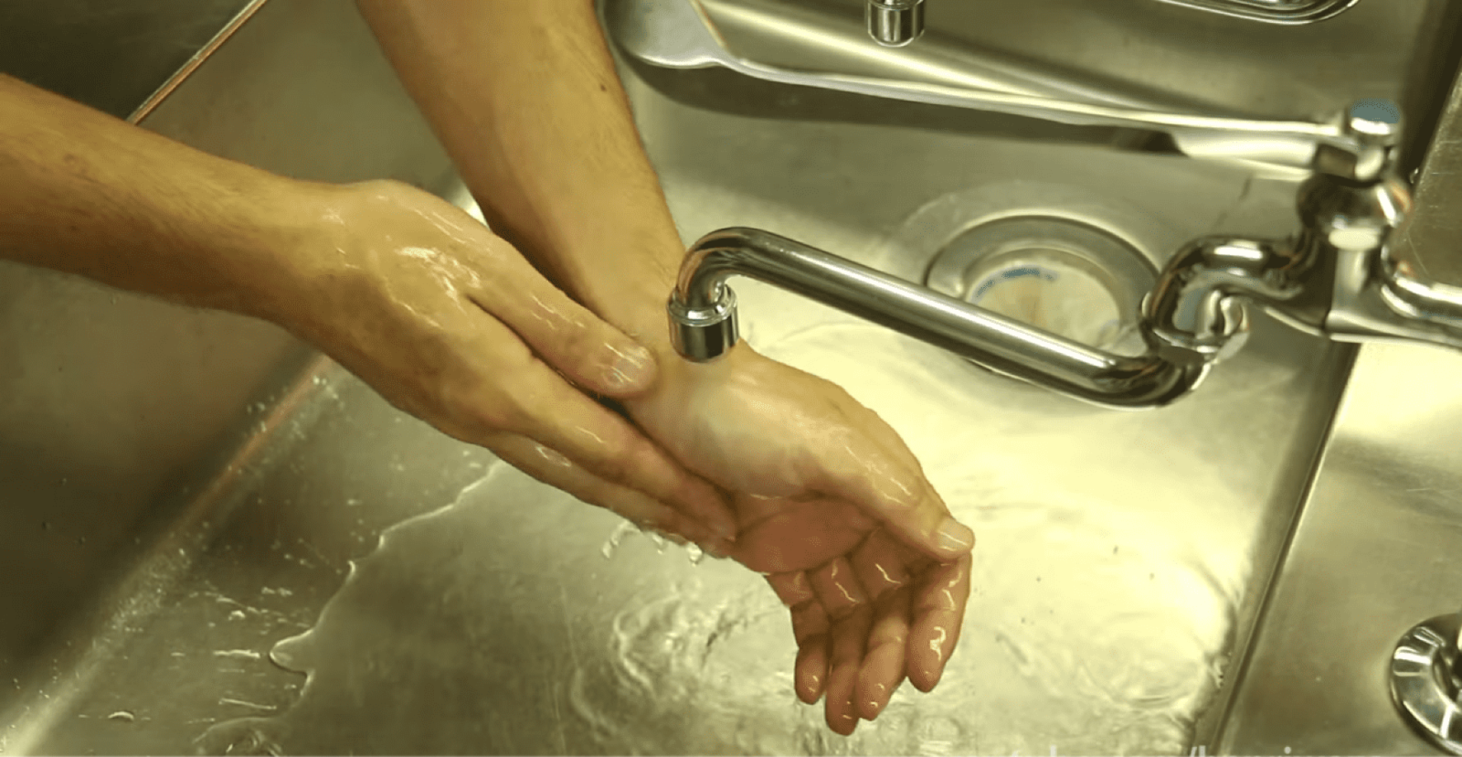 お酢で手を洗う男性