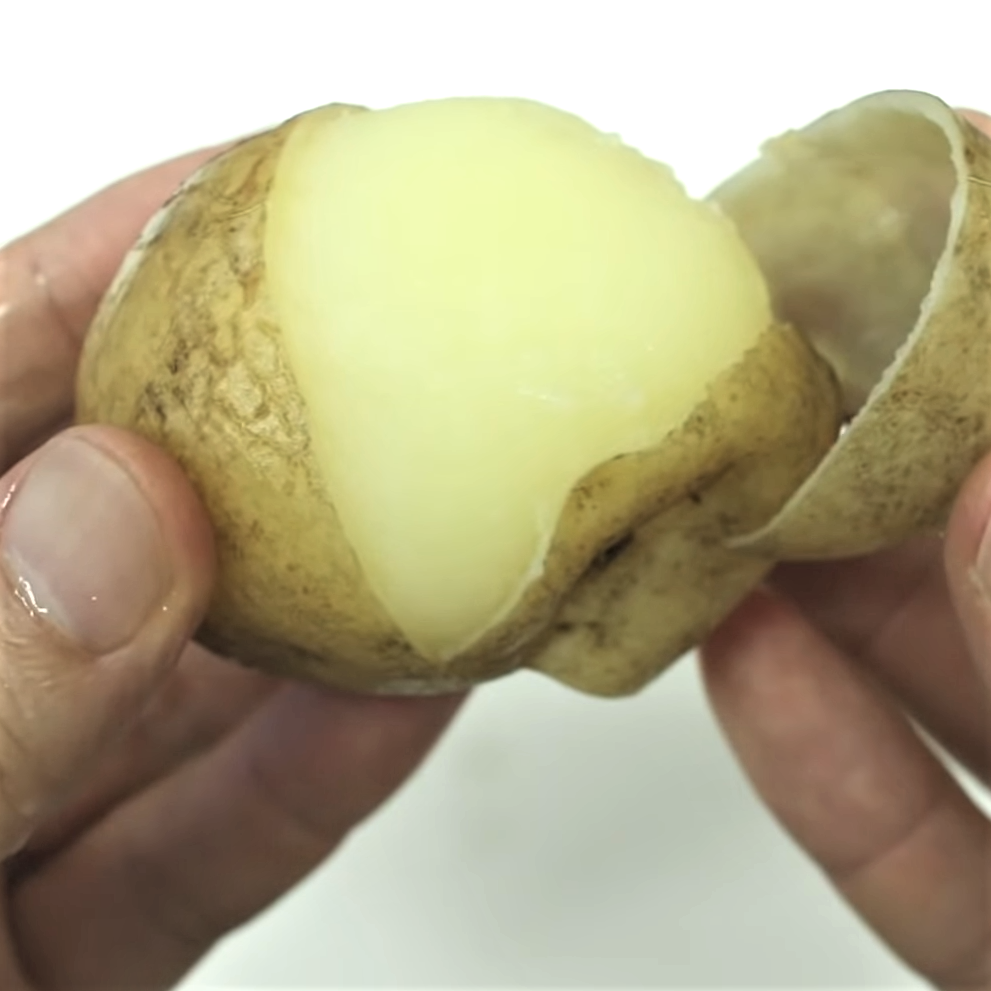  面倒なジャガイモの皮を「手でツルンと簡単にむく方法」 
