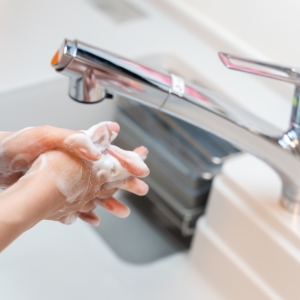 手が濡れたまま消毒は意味がない！むしろ菌が増えることもある"やってはいけない手の洗い方3つ”