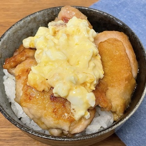 甘辛い鶏モモ肉とふわとろタルタルソースが絶品！フライパンひとつでたった10分「てりたまチキン丼」