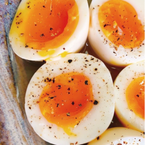 朝「ゆで卵」を特製ニンニクダレに漬けるだけ。ガツンと香る激ウマ「ニンニク味玉」