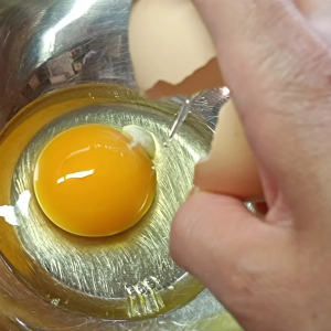片手で卵を割ると殻が入る…。もう失敗しない「片手で卵を割る方法」