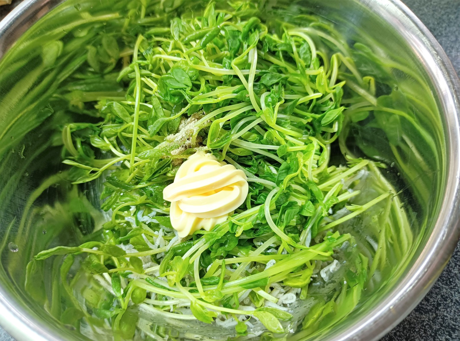 「豆苗」は"梅昆布しらすマヨごま油”で和えると最高においしくなる。
