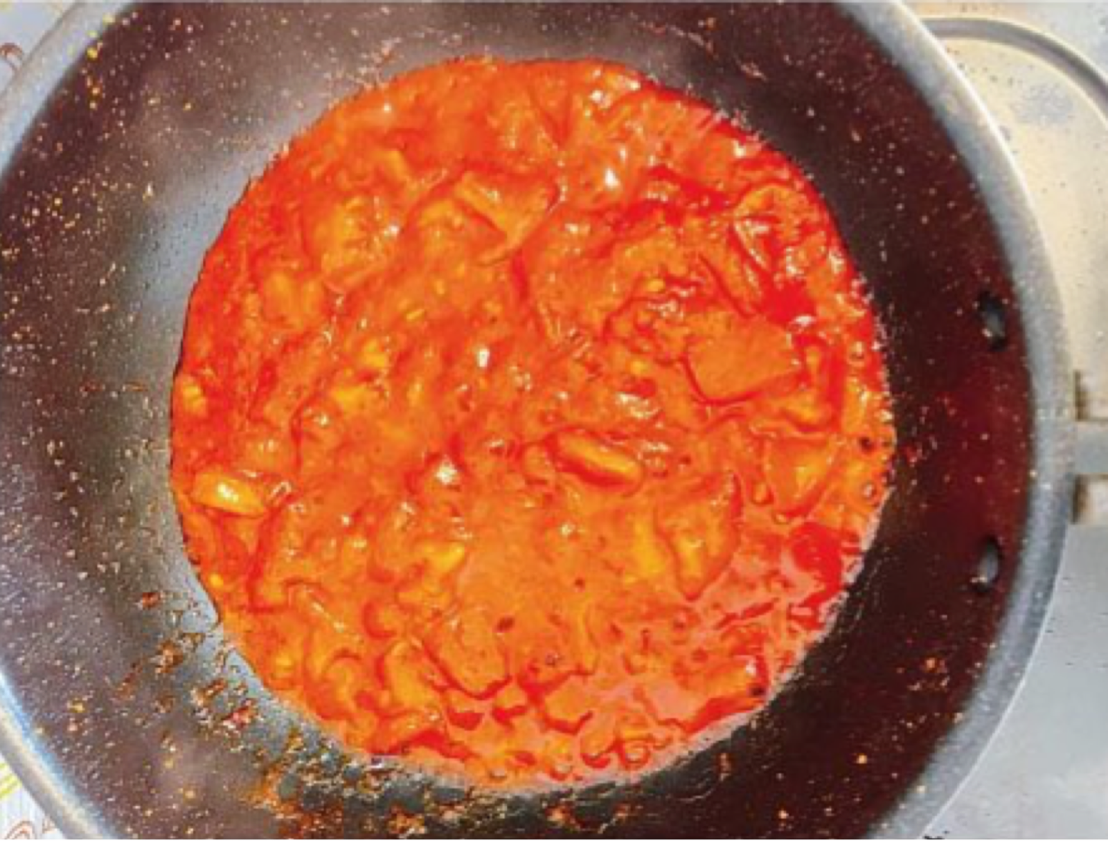 フライパンで加熱しているトマト