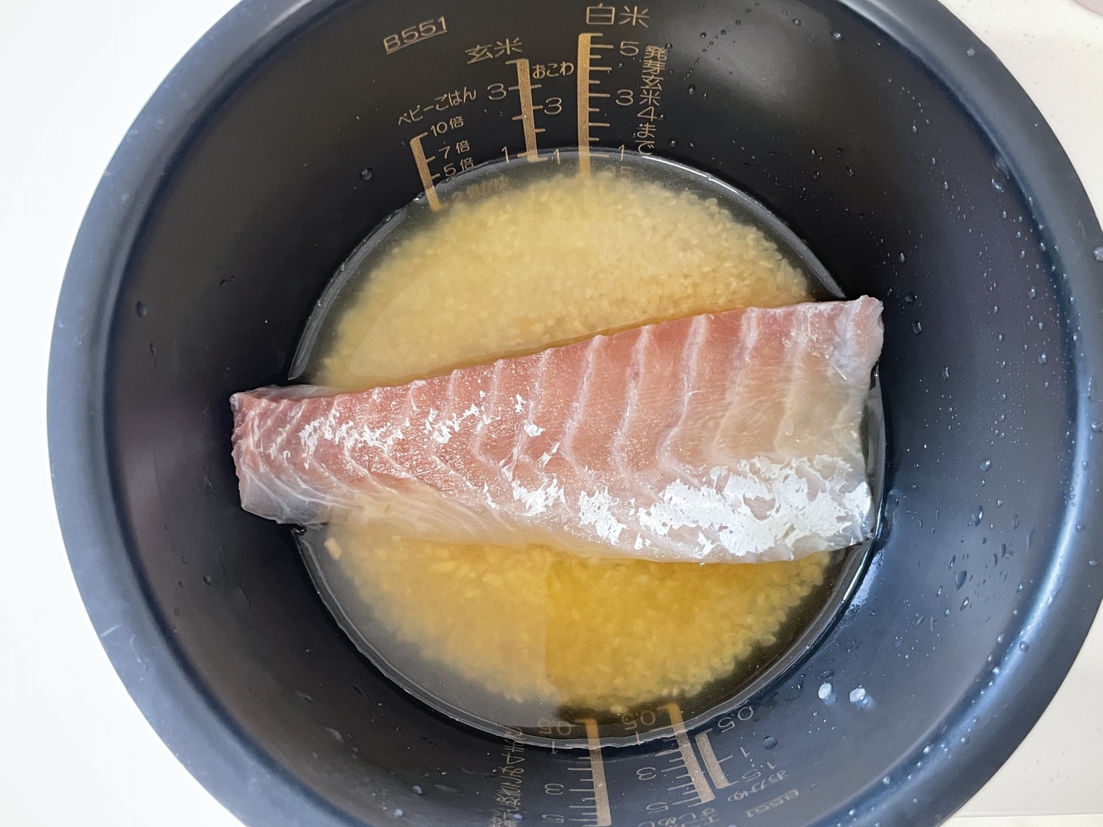 「刺身用の真鯛」と調味料を入れて炊飯器のスイッチ押すだけ！鯛の旨みたっぷり“生姜香る鯛めし”