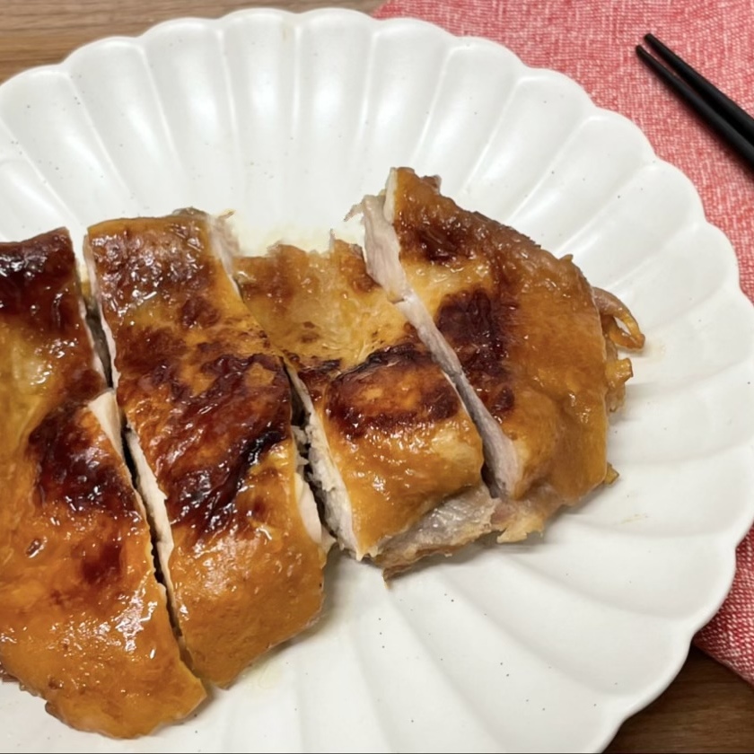  「鶏モモ肉」を調味料と一緒にフライパンに入れるだけ。"ほったらかし鶏チャーシュー”レシピ 