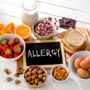 ハウスダストや花粉のアレルギーがひどい…。アレルギーリスクを下げるために摂るべき食材とは