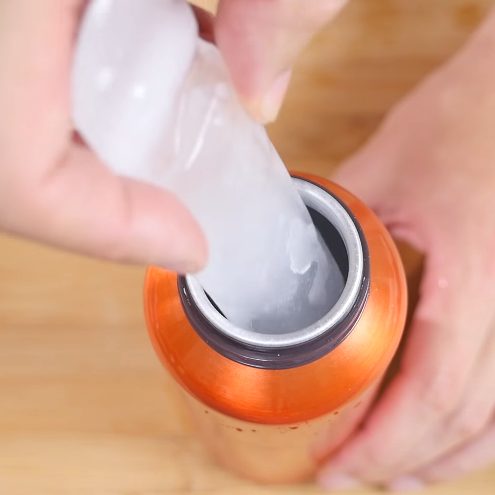  水筒にピッタリ。製氷皿を使わず「細長い棒状の氷」を作る方法 