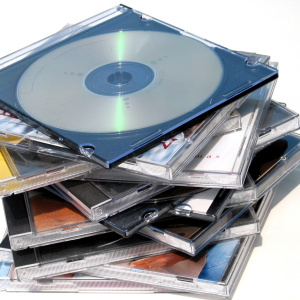 昔買ったCDの「ケース」目立つデザインを隠して”スッキリオシャレに”見せる方法