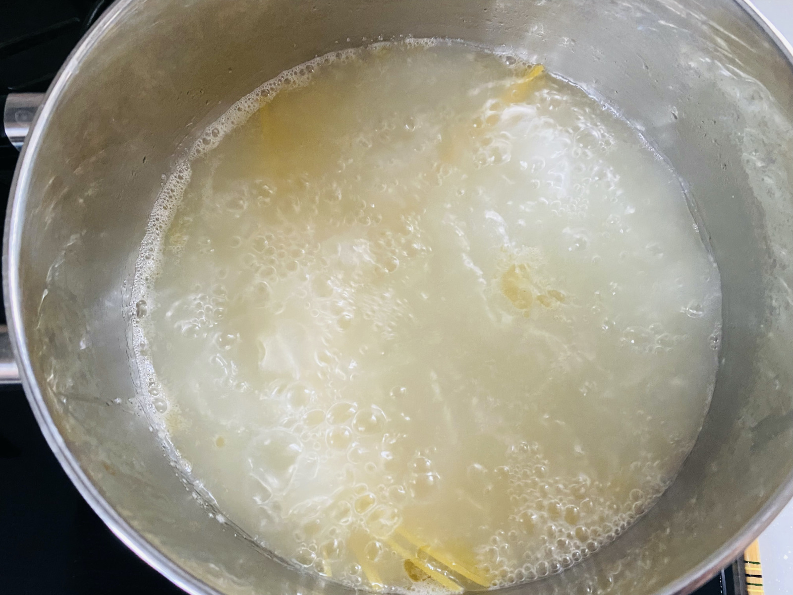 パスタを茹でるときにお湯が吹きこぼれなくなる方法