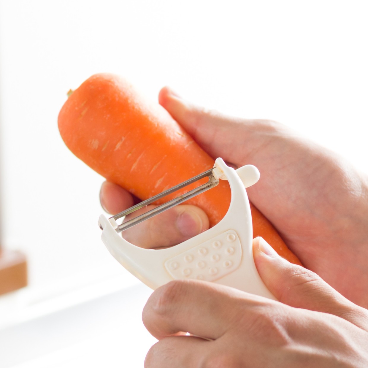  手を切りそうでヒヤヒヤする…が無くなる。「ピーラー」で安全に野菜の皮を剥く方法 