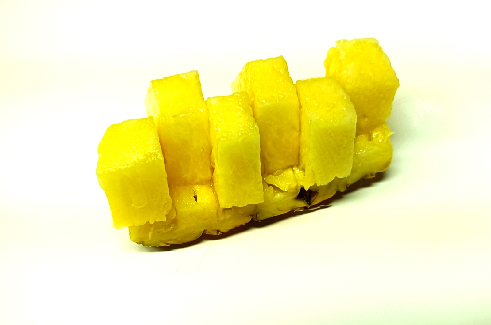実はかんたん。ひとくちサイズで食べやすい「パイナップル」基本の切り方
