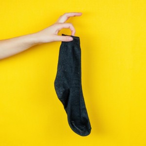 履き古した「靴下」捨てたら損！湿気の多い今の時期に便利な“靴下活用術”
