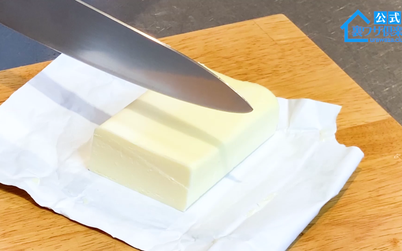 包丁でバターを切る女性