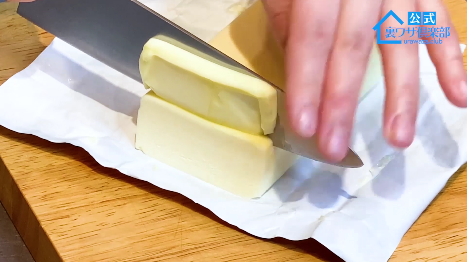 包丁でバターを切る女性