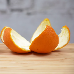 「オレンジの皮」を手でツルンとむく方法。“食パンの留め具”が役立つとは…。