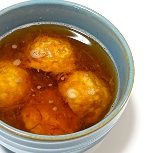 「冷凍たこ焼き」を醤油・水・鰹節・みりんの出汁スープに入れるだけ！“明石焼き風スープ”をつくる方法