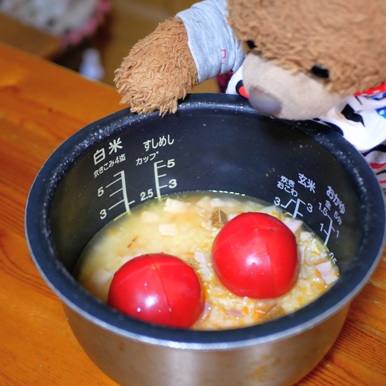炊飯器にトマト丸ごと投入！身近な材料で簡単に作れる、くまくんの「トマトピラフ」レシピ