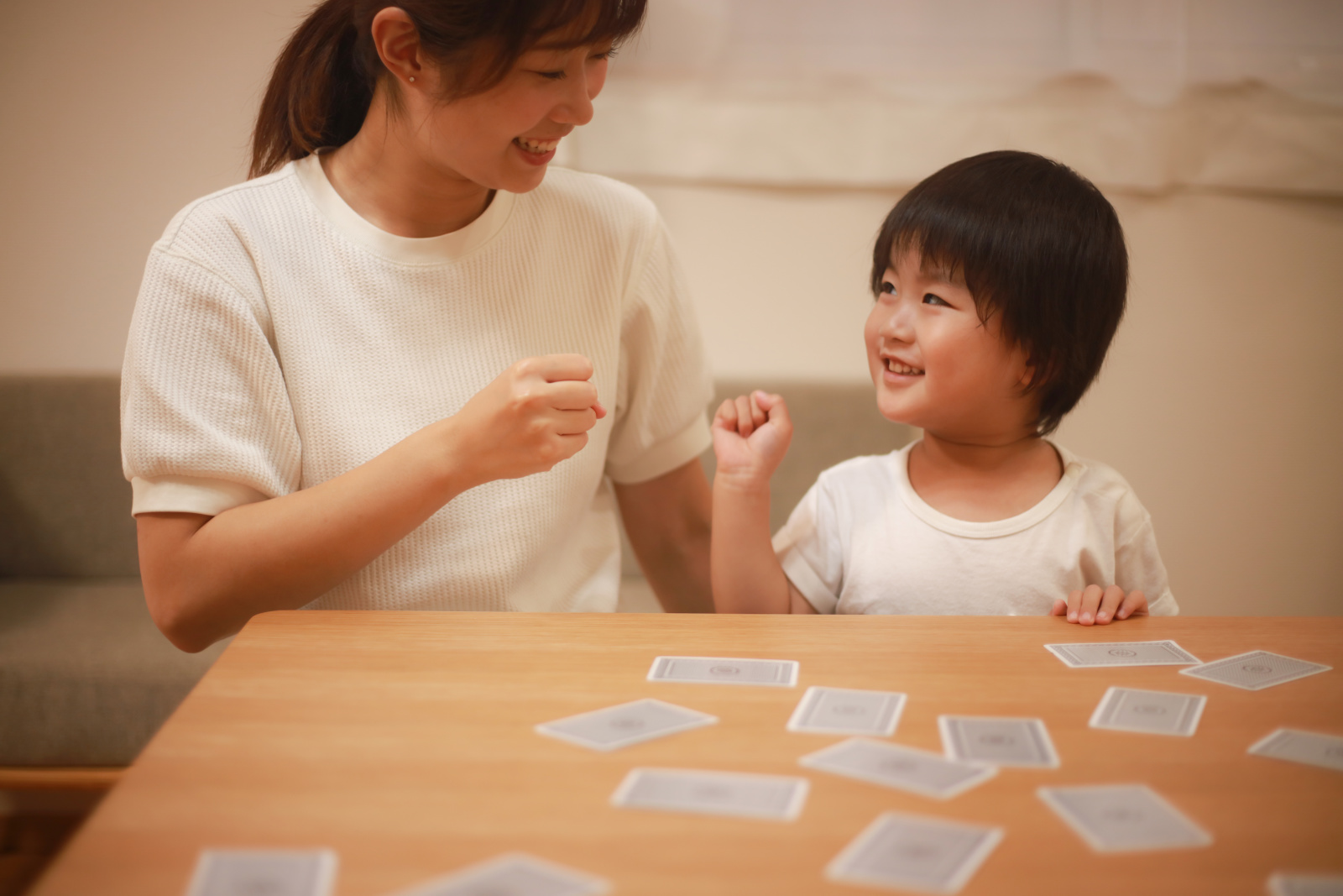 子ども　母　カード遊び