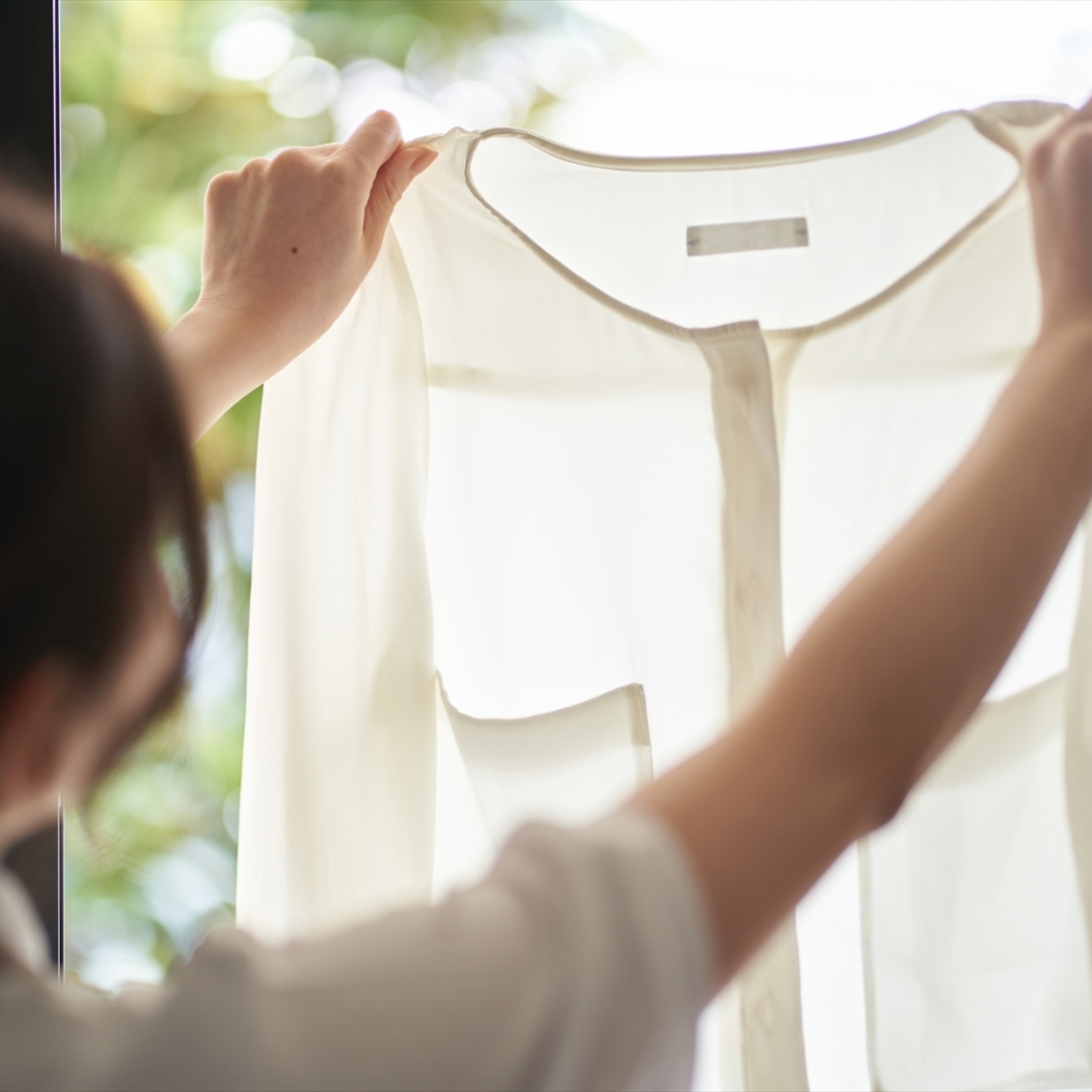  白いTシャツの「黄ばみ」は洗濯だけじゃ防げない！洗濯前にすべき“プレウォッシュ”とは 