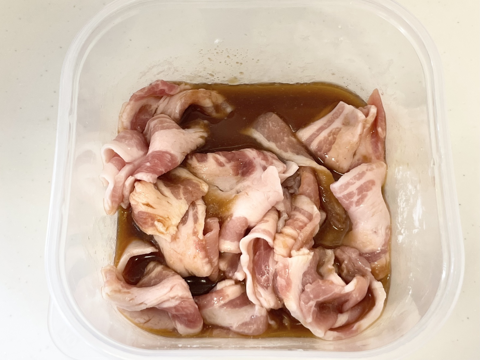 「豚バラ」と甘辛ダレを混ぜて温めるだけ。食べたいときに5分でつくれるレシピ
