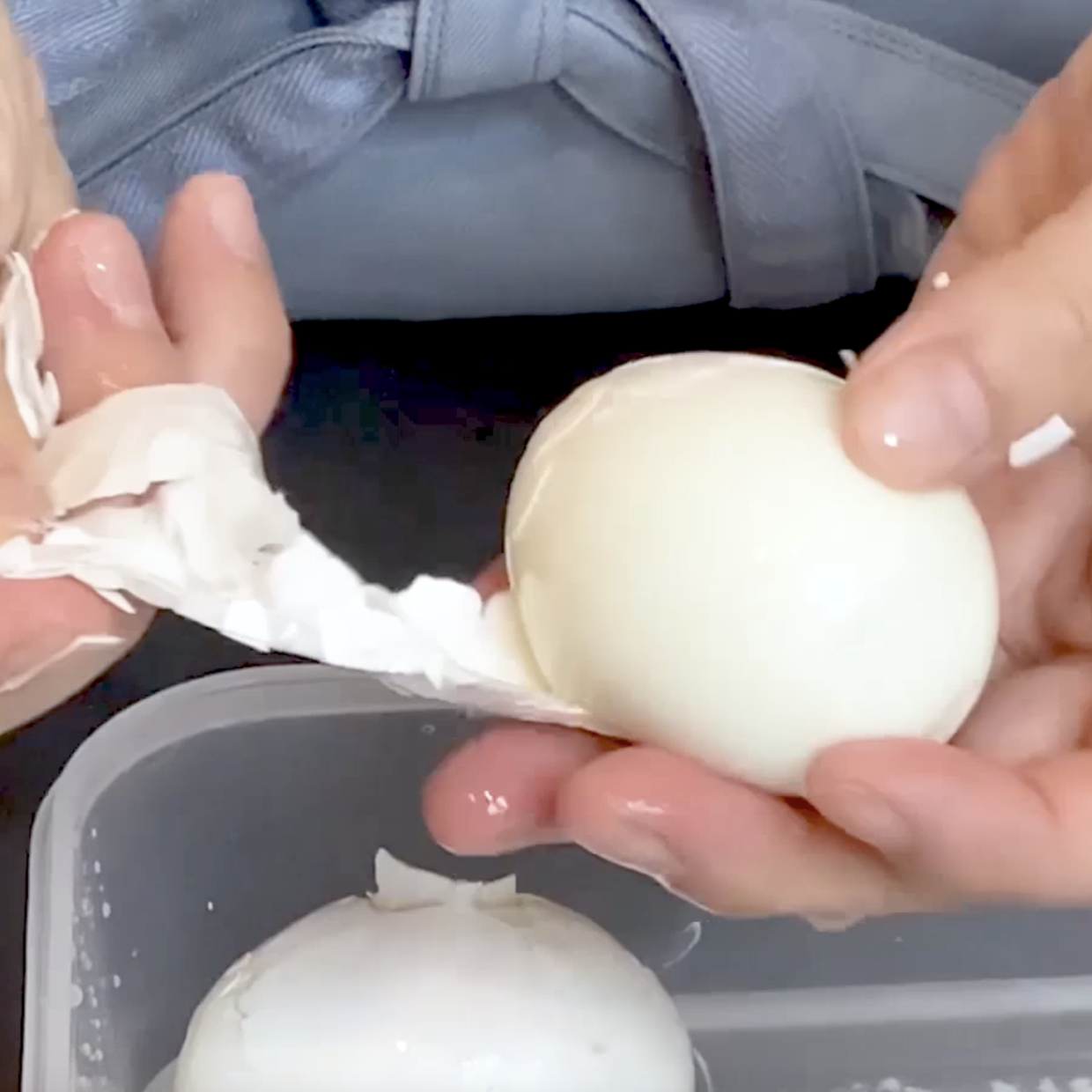 4つのゆで卵の「殻」を同時にまとめてツルンとむく裏ワザ